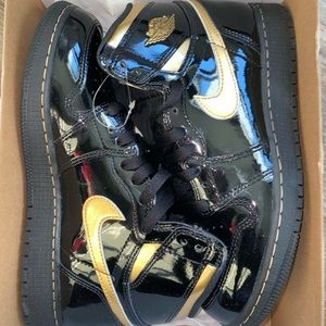 Jordan 1 Retro High OG "Metallic Gold"